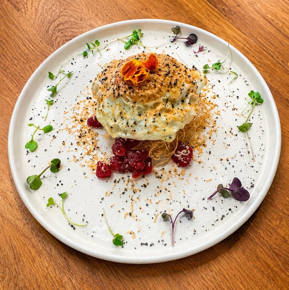 Milhojas de berenjena, salmorejo y atún ahumado